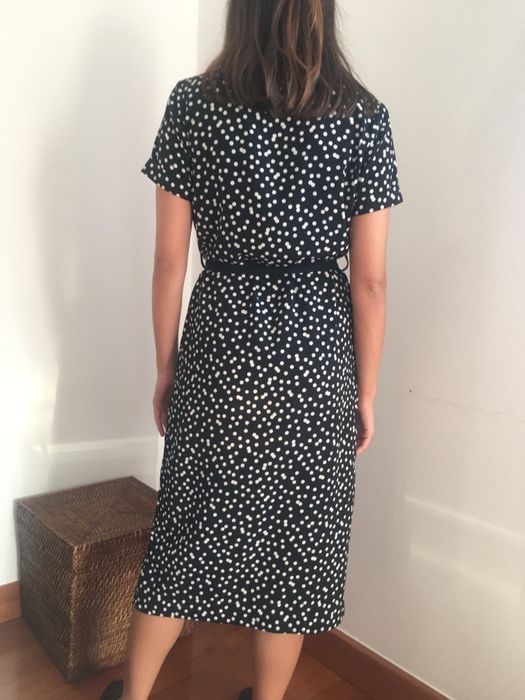 Vestido preto clássico às bolinhas