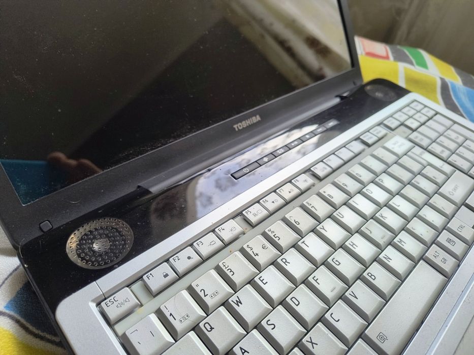 ноутбук Toshiba Lcd 17.3  пам'ять 120gb  OЗУ 1ГБ  ідеальний акумулятор працює