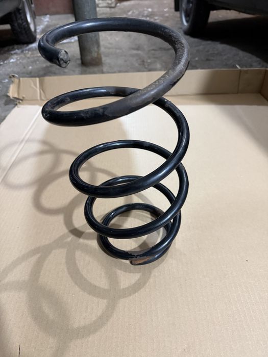 Продам оригінальну передню пружину  Тойота Камрі 40