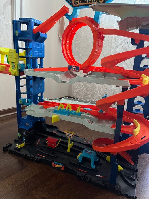 Игровой набор Hot Wheels City Легендарный гараж