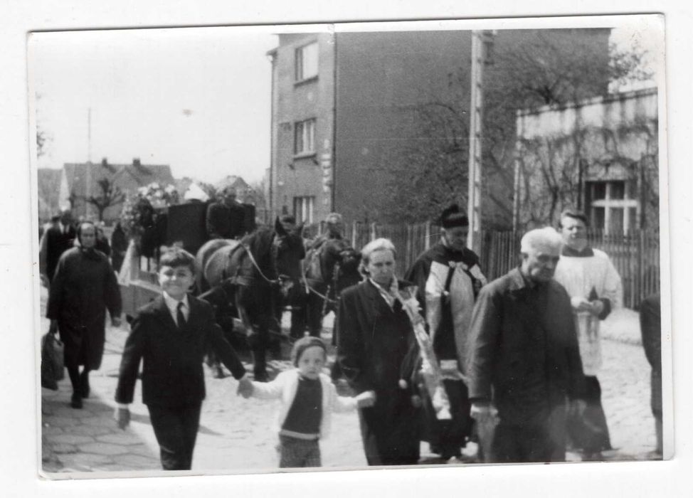Stare zdjęcie kondukt pogrzebowy ksiądz karawan konny procesja retro PRL lata 60 70 fot0216