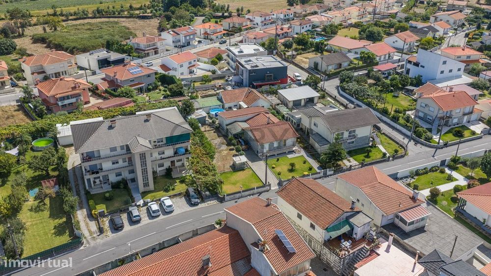 Moradia T3 para Renovação — Brito, Guimarães