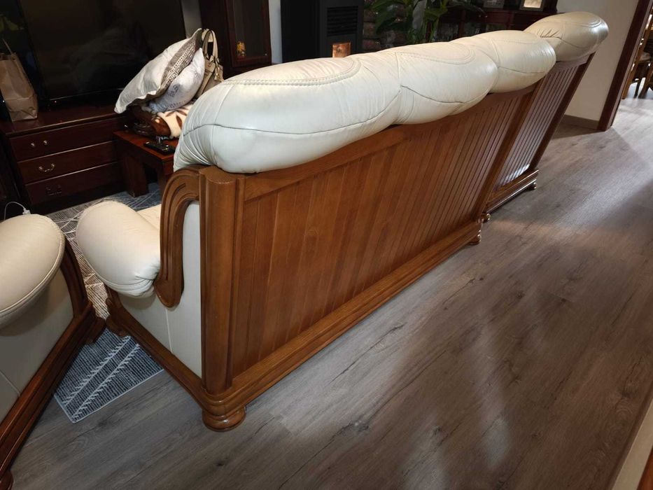 Conjunto sofá 3 lugares + 2 poltronas em pele e madeira maciça