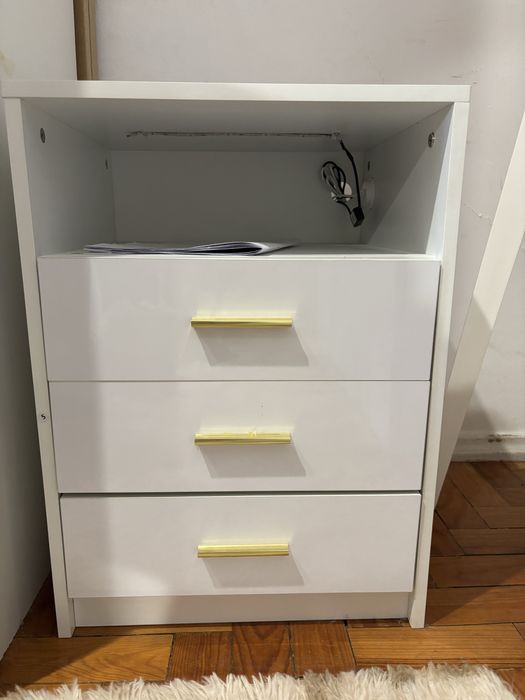 Mesa de cabeceira seminova 60x40x45( Led e carregador)