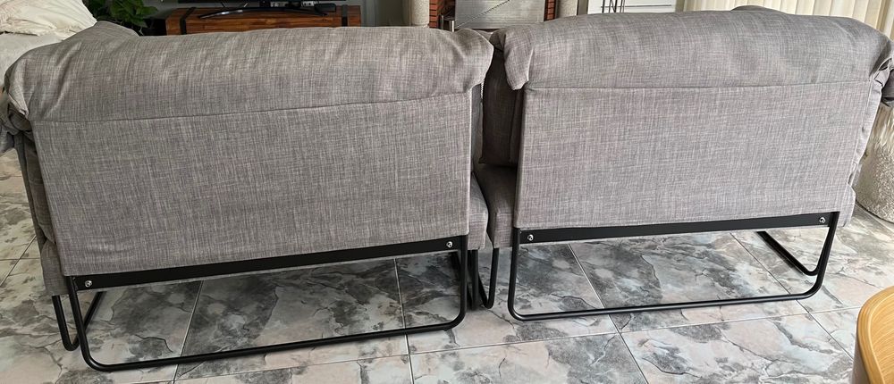 Sofá tecido cinzento com almofadas