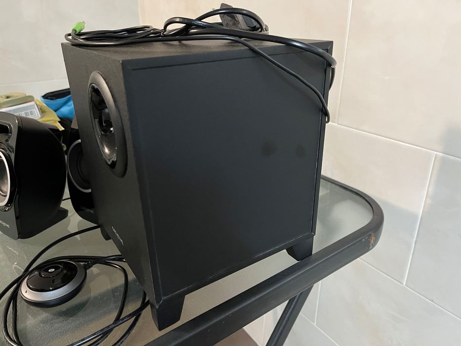 Sistema de som Creative com avaria