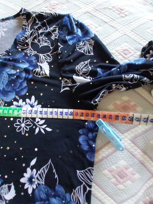 Camisola estampada, mangas ¾. Medidas nas fotos.