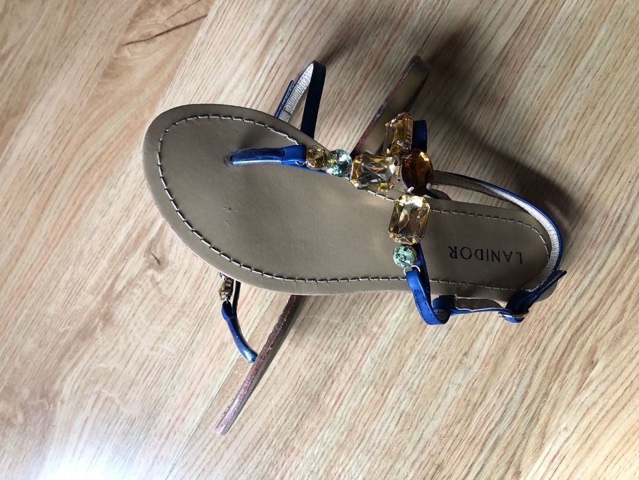 Sandálias azuis com pedras