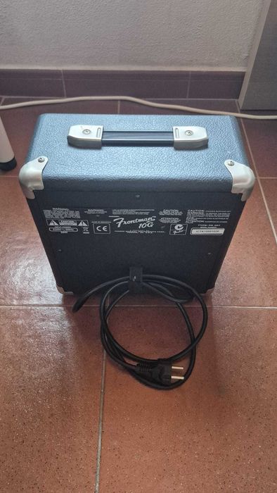 Pack Guitarra Elétrica Squier Stratocaster + Amp Fender Frontman 10G + Capa + Afinador