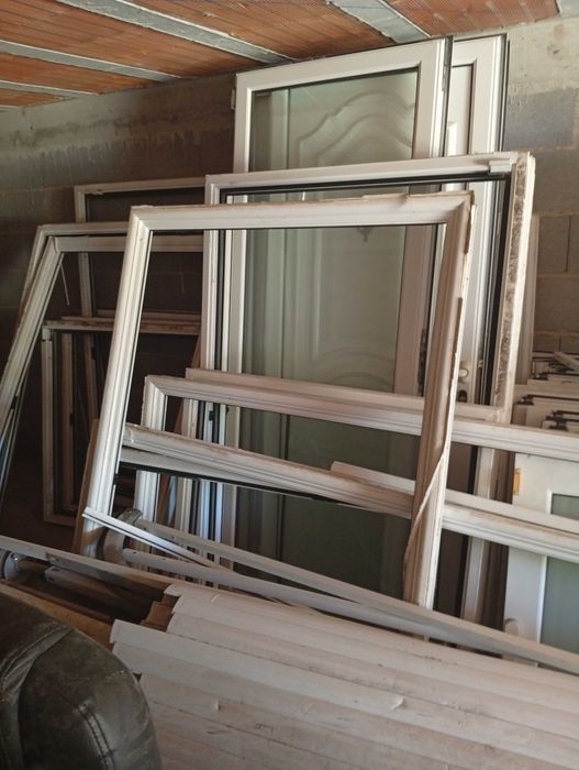 Conjunto de janelas portas e sacadas em alumínio branco com vidros duplos