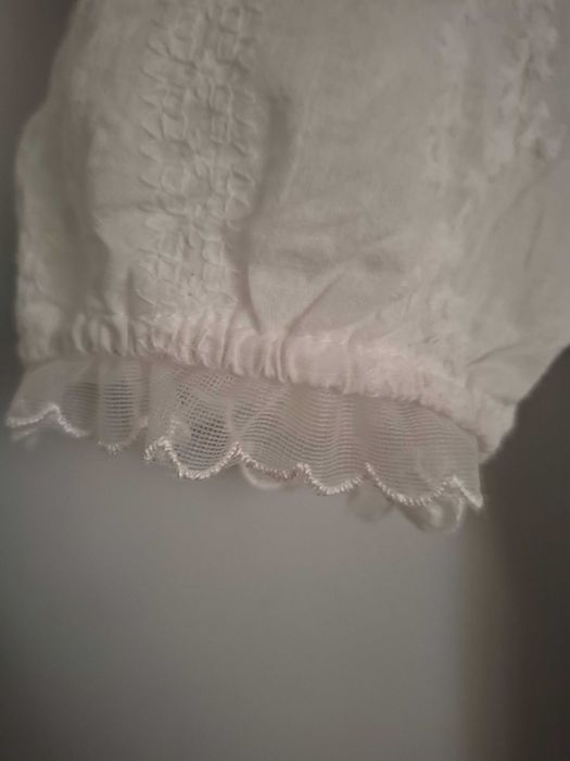 Biała sukienka boho