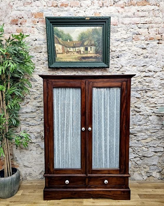 Witryna drewniana niska. Kolonialna. Z szufladami i półkami.