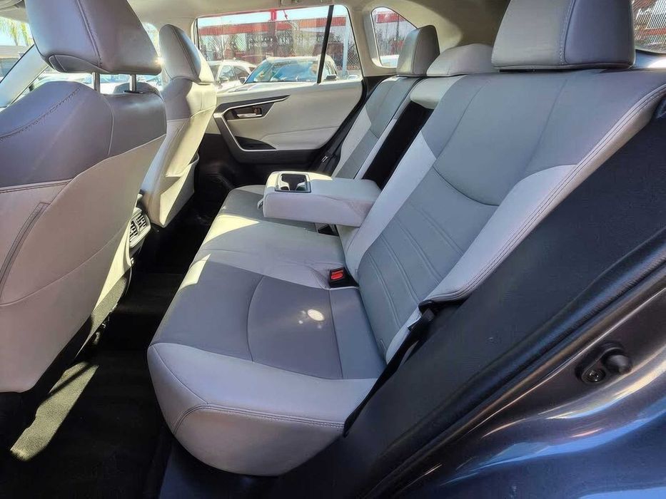 Toyota RAV4      2021