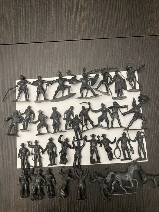 Солдатики оловянные и пластиковые