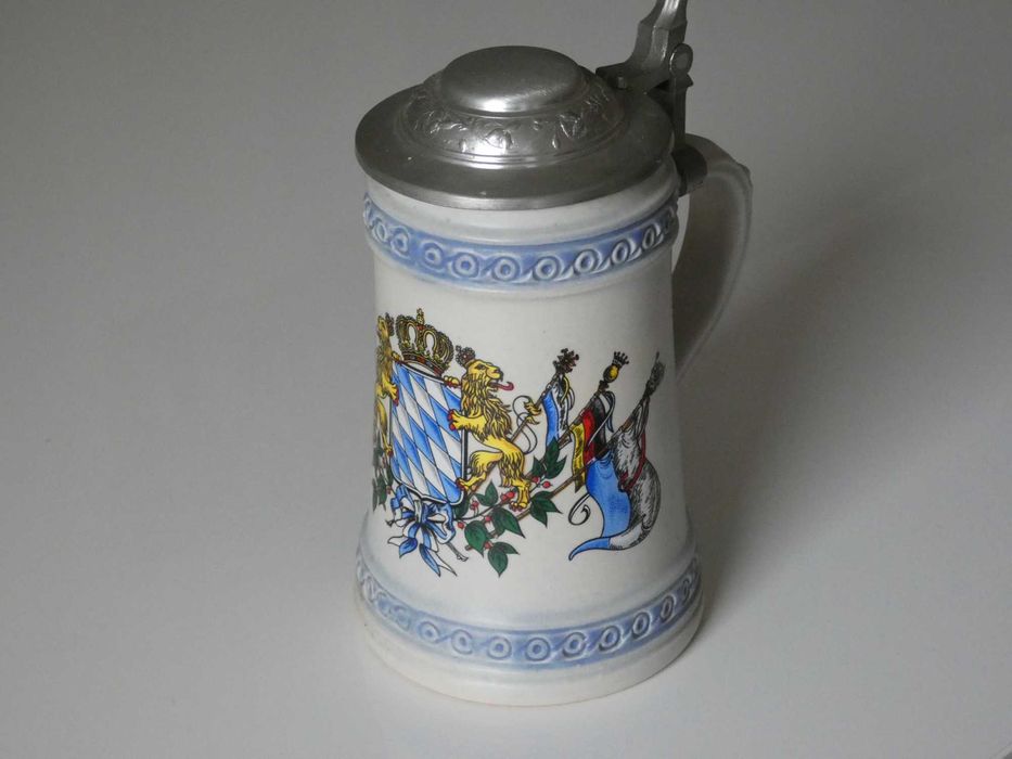 Kufel grawerowany, z Herbem bawarskim, cynową pokrywą i uchwytem