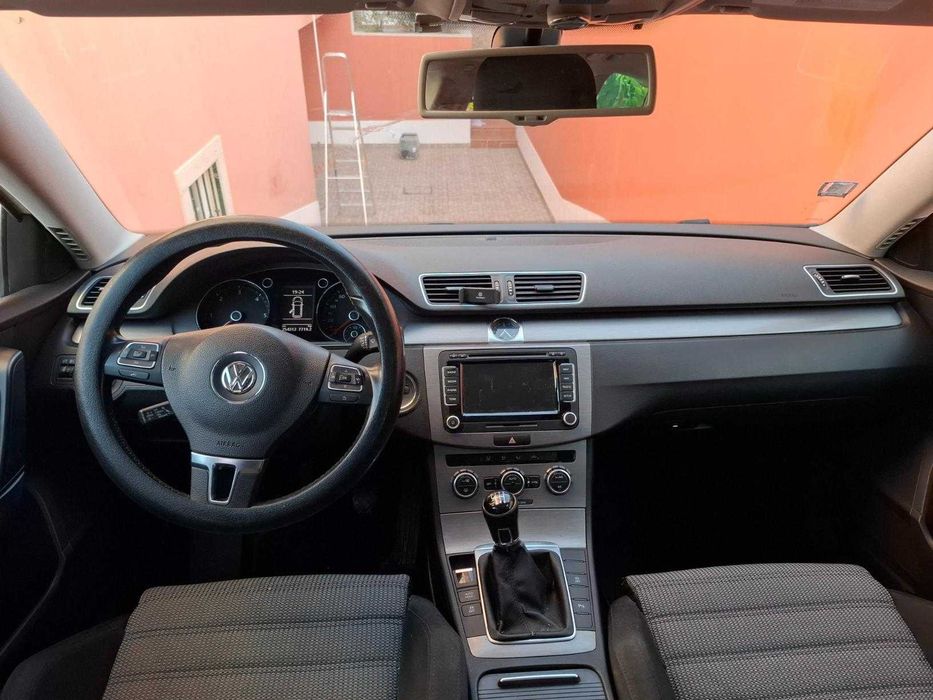 VW Passat variant 1.6 TDI Teto panorâmico /bola reboque electrica. Revisão substiuido- embraiagem/pneus/discos/kit injetores