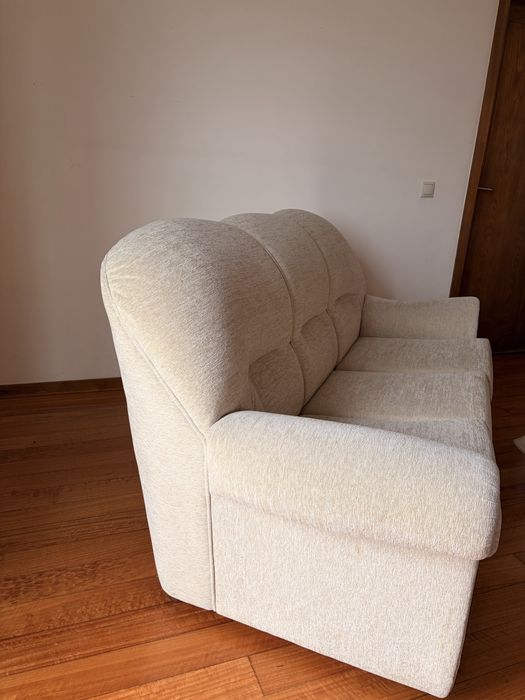 Sofá de 3 Lugares Clássico – Muito Confortável – Tecido Bege