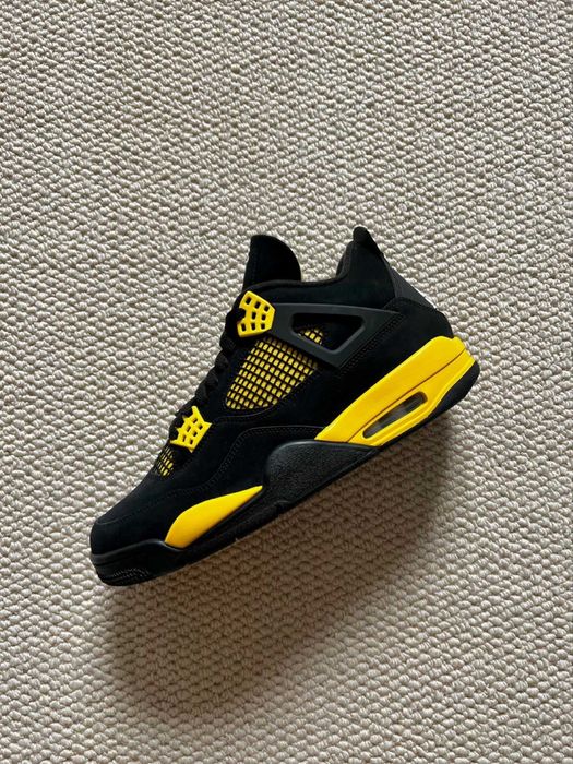 Jordan 4 RetroThunder unisex w kolorze czarnym i żółtym41