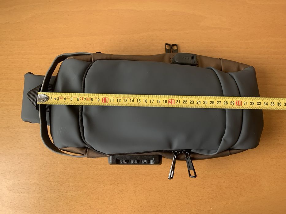 Mochila pequena de viagem com power bank