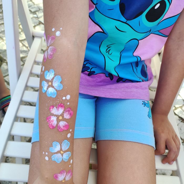 Animação - Pinturas faciais e Néon, Balões, Tatuagens glitter, brindes
