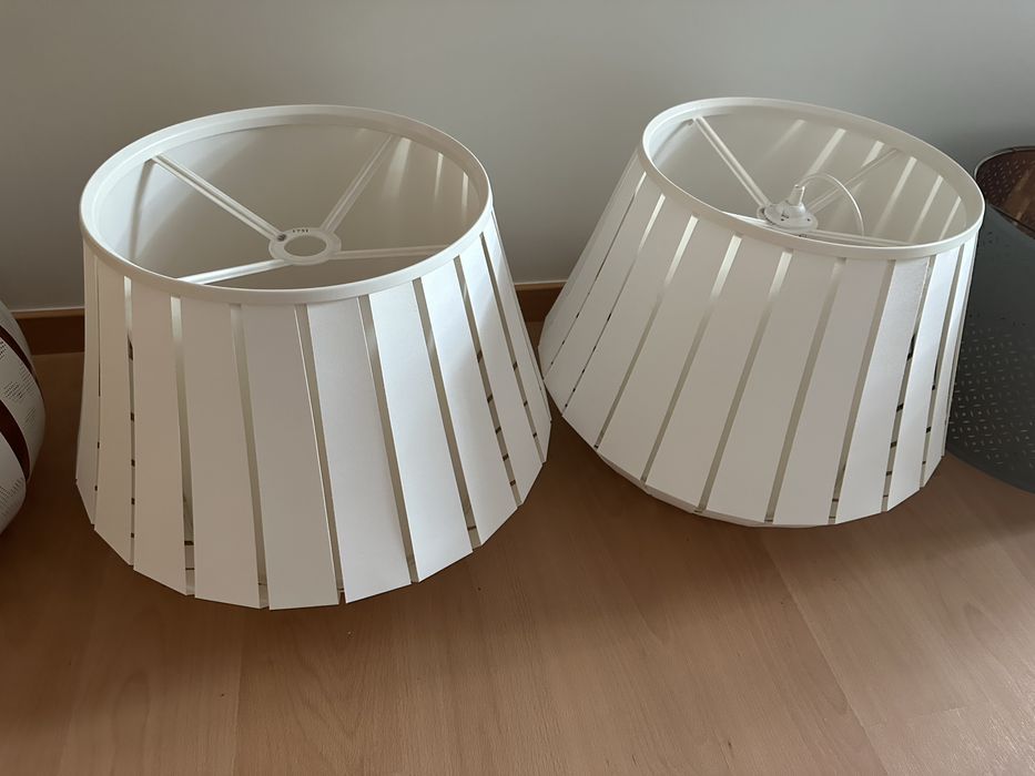 Cadeeiros de teto branco