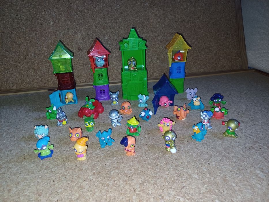 Zomlings. 
Conjunto de casas e bonecos. 
Em bom estado, como novo.