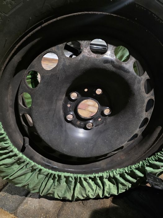 Opony zimowe 215/60 R-16 z oryginalnymi felgami stalowymi grupy vag