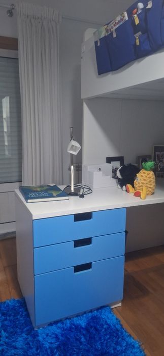 Cama alta infantil com secretária, armário e gavetas, com colchão – op