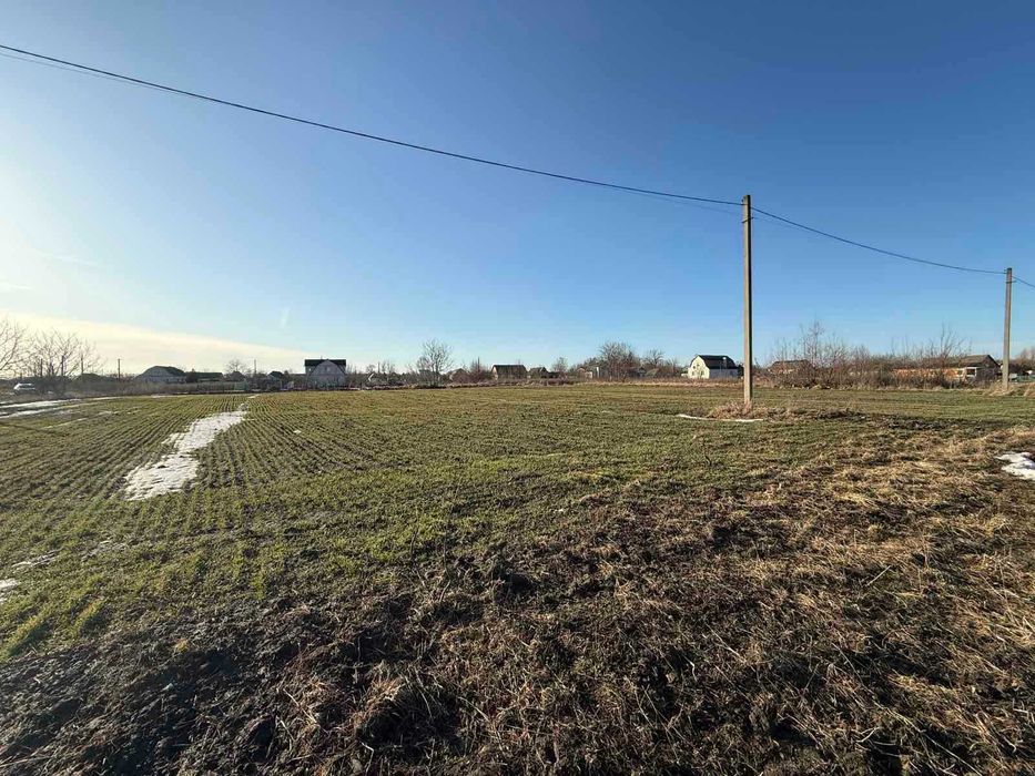 Продам ділянку в смт Літин .Рівна під житлову забудовуПоруч світло газ