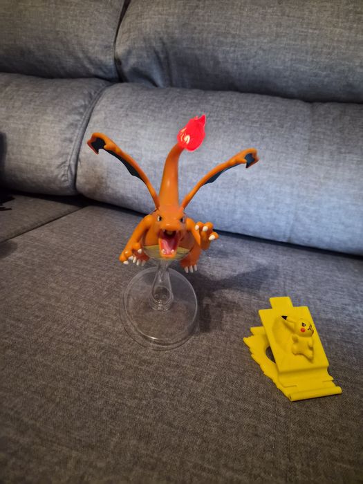 Brinquedo Pokemon Deluxe Charizard x Pikachu