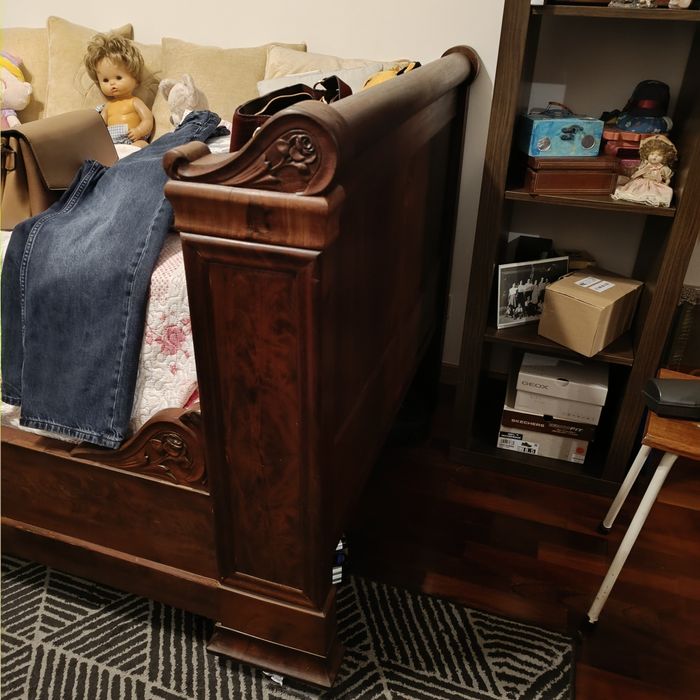 Cama antiga de encostar á parede.