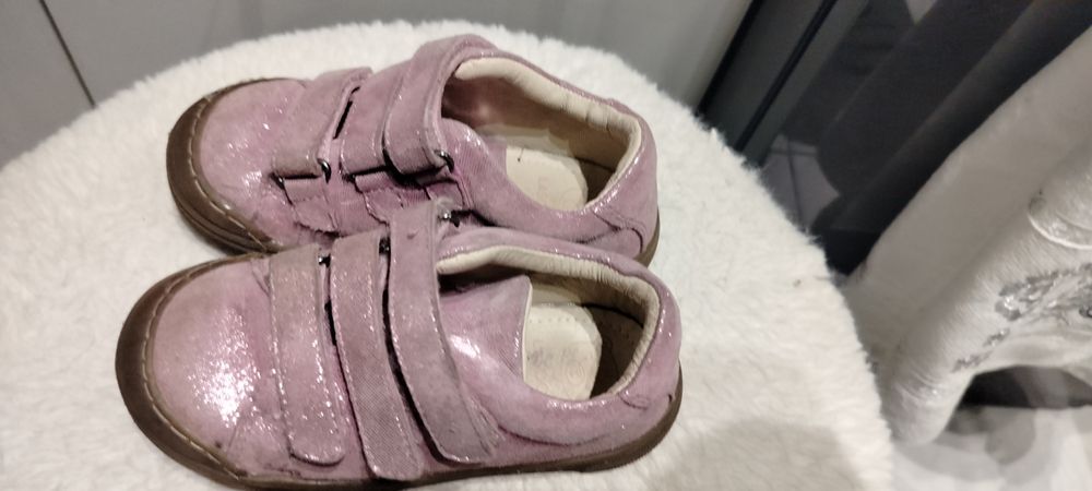 Różowe brokatowe półbuty dziecięce Lasocki Kids.