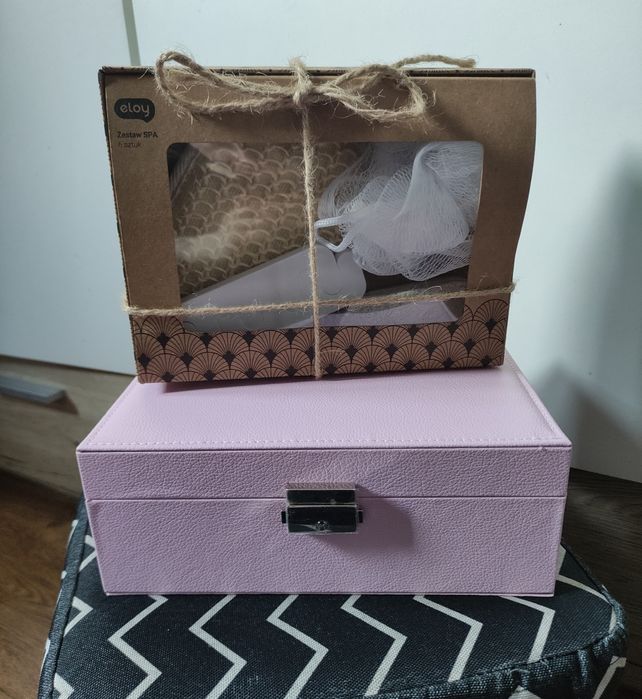 Szktułka na biżuterię + zestaw spa