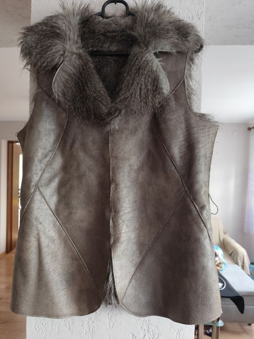 Bezrękawnik z miękkiej ekoskóry na sztucznym futerku rozm M. Vila.