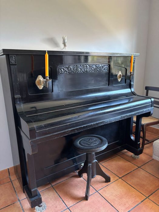 Piano vertical GRAF da década de 40