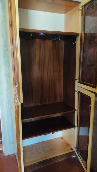 Добротный шкаф для одежды