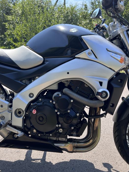 Suzuki gsr 400.