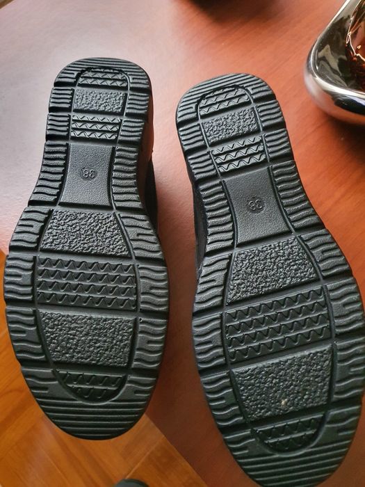 Vendo Sapatos  com cunha na sola novos