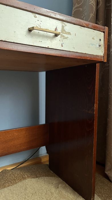 Стіл , парта для навчання