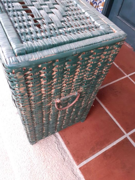 Cesto de roupa em palha