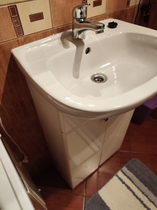 Szafka z umywalką do łazienki
