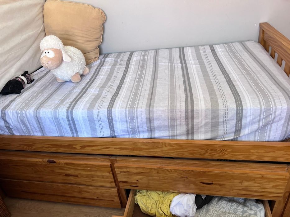Cama dupla com gavetas de arrumos
