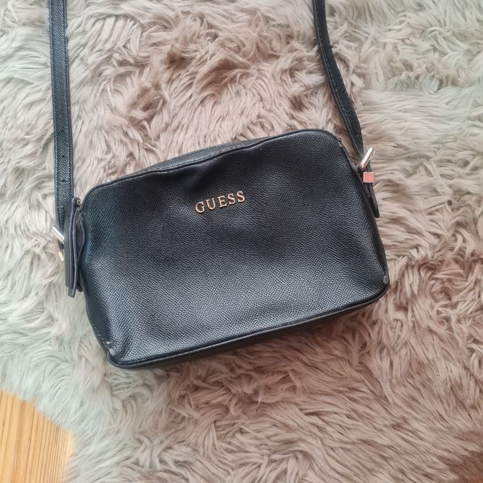 Guess mała czarna torebka listonoszka 21x14 cm złote elementy ale posi