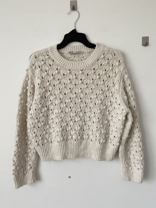 Zara śmietankowy sweter ażurowy kulki pompony