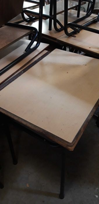 Cadeiras, bancos e secretarias de escola