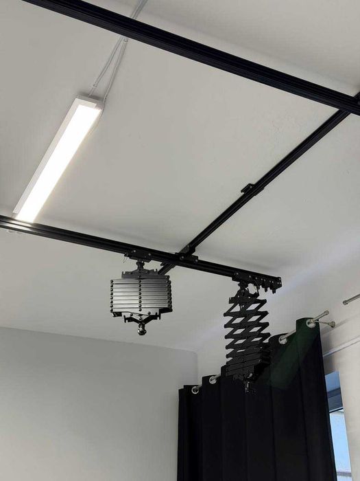 Sufitowy system zawieszania lamp FreePower - 4 Pantografy