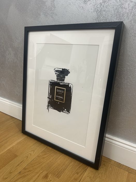 Obrazy w czarnej ramie