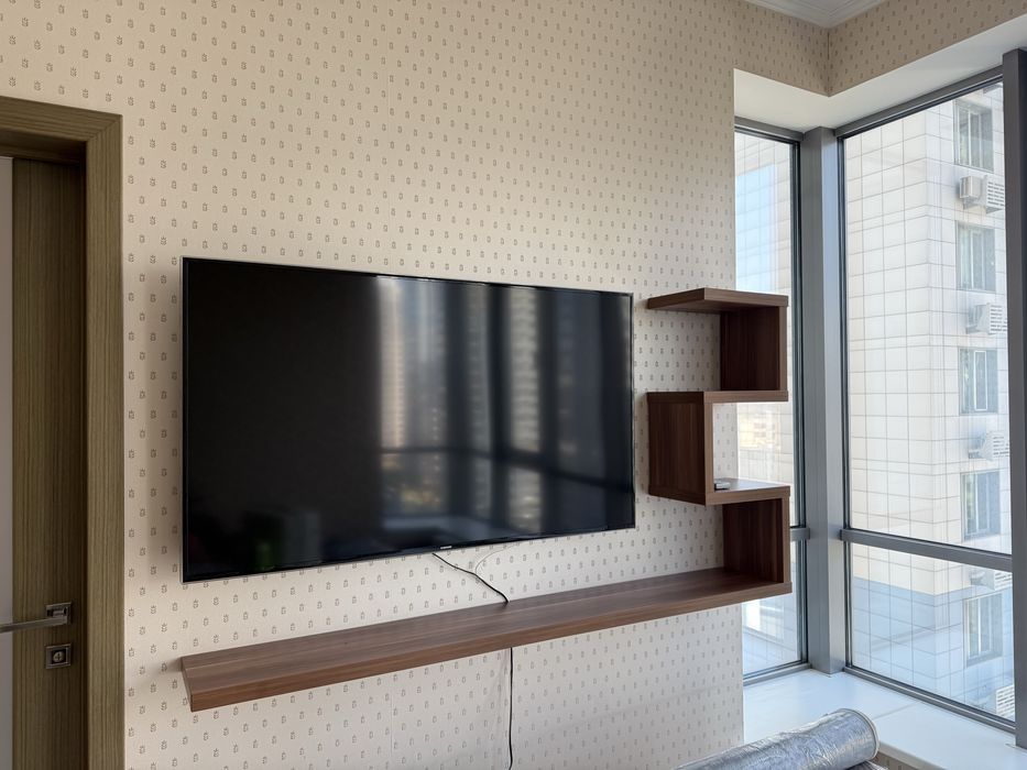 Полочки під телевізор і книги