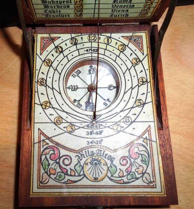 Caixa-bússola, em madeira, e chapa metálica com incrustações