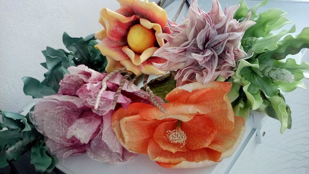 Flores decorativas, texturadas e em tecido